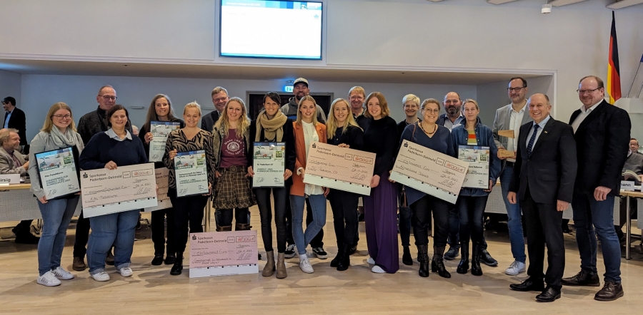 Gemeinsam stark – die Preisträgerinnen und Preisträger des Preises für Umwelt- und Klimaschutz des Kreises Paderborn.  (v.l.n.r.) Sonja Kröger, Wolfgang Scholle, Stefanie Konrad, Heike Menke, Silke Deiters, Gerald Klocke, Gudrun Ponta, Neele Rickers, Benjamin Hüttemann, Chiara Dressler, Irina Hellmig, Hubertus Hüllmann, Lea Menke, Irina Antpöhler, Alexa Hüllmann, Bernhard Schültken, Silke Hüllmann, Peter Antpöhler, Landrat Christoph Rüther und Martin Hüllmann